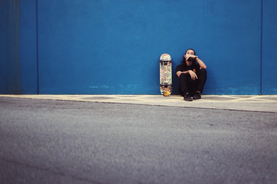 guy-sitting-on-street-after-skateboarding_t20_GGwBlE